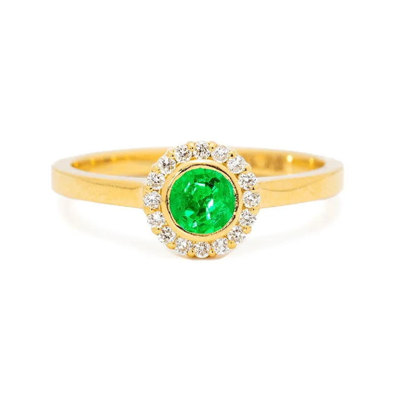 Vintage flair rings-Charming Emerald Diamond Ring