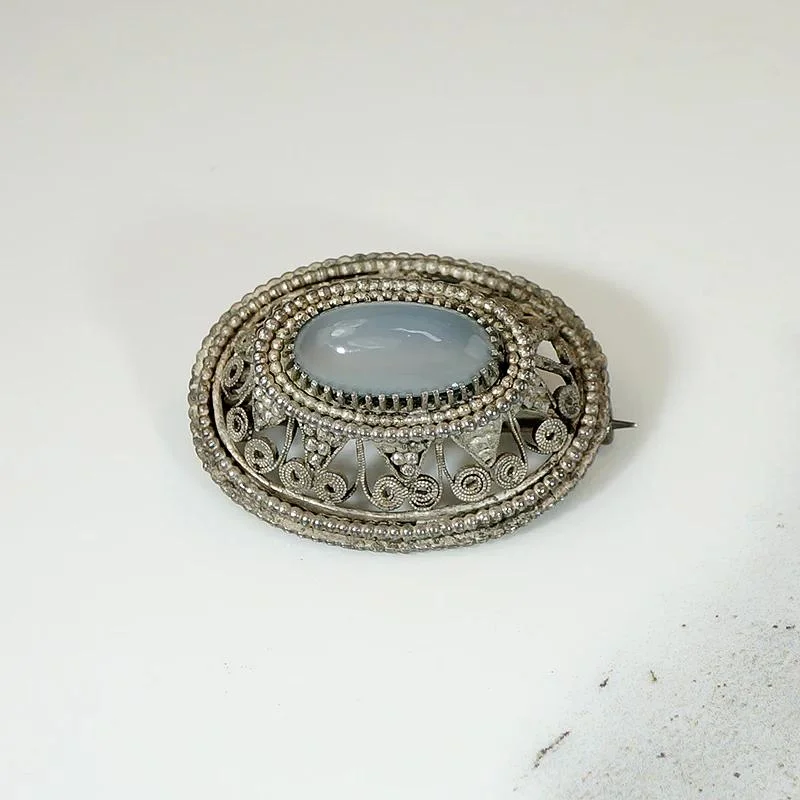 Warm wood brooch-Chalcedony Sugarloaf in Silver Wirework Brooch